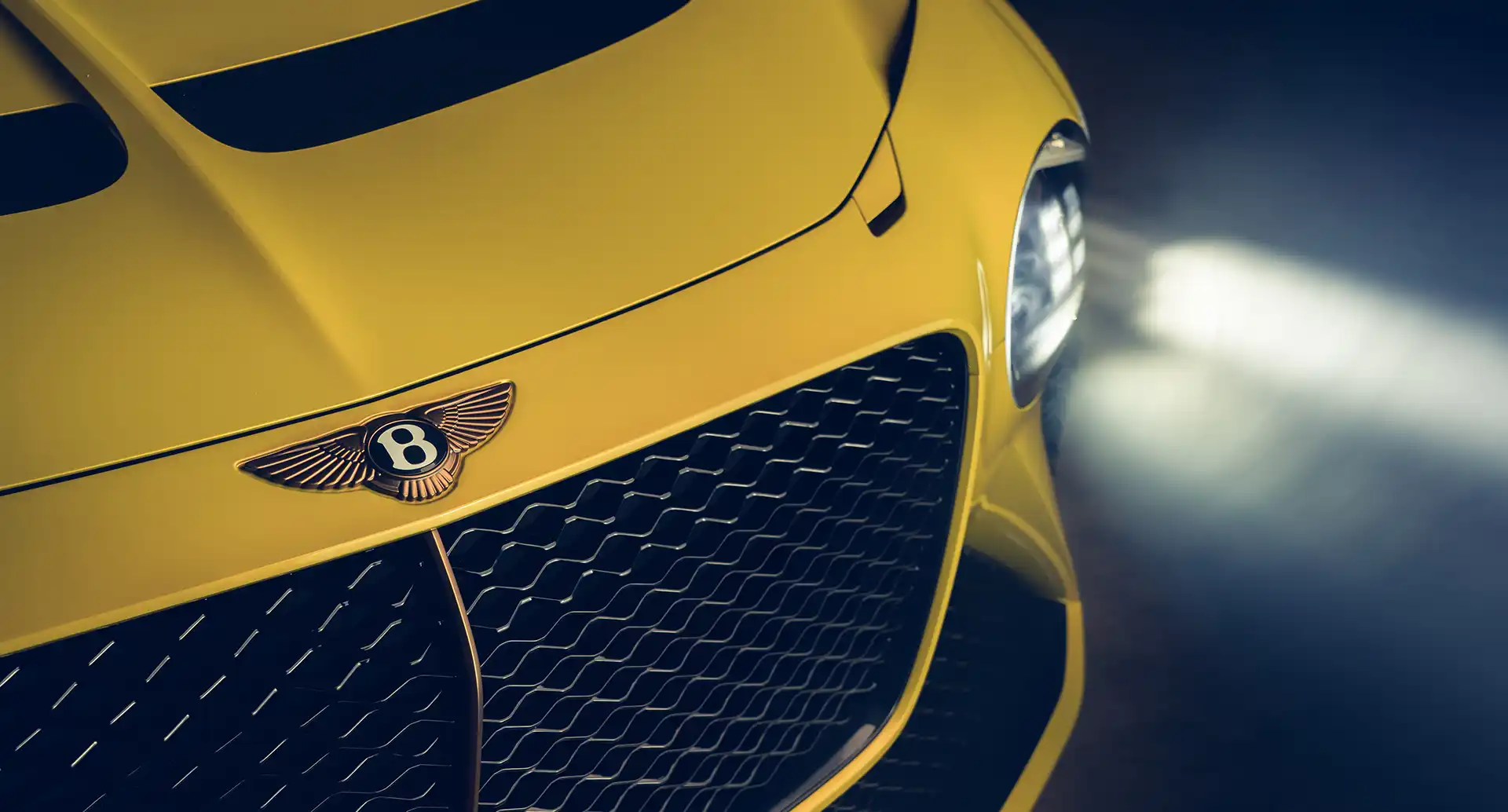 =détail de la calandre de la Bentley Bacalar jaune