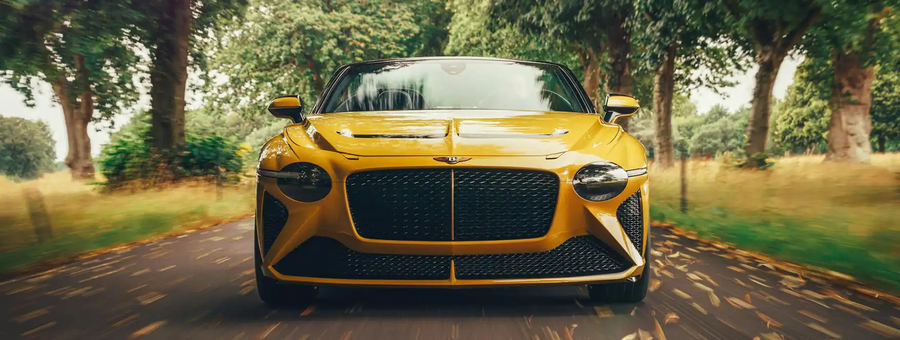 Plan roulant face avant de la Bentley Bacalar jaune