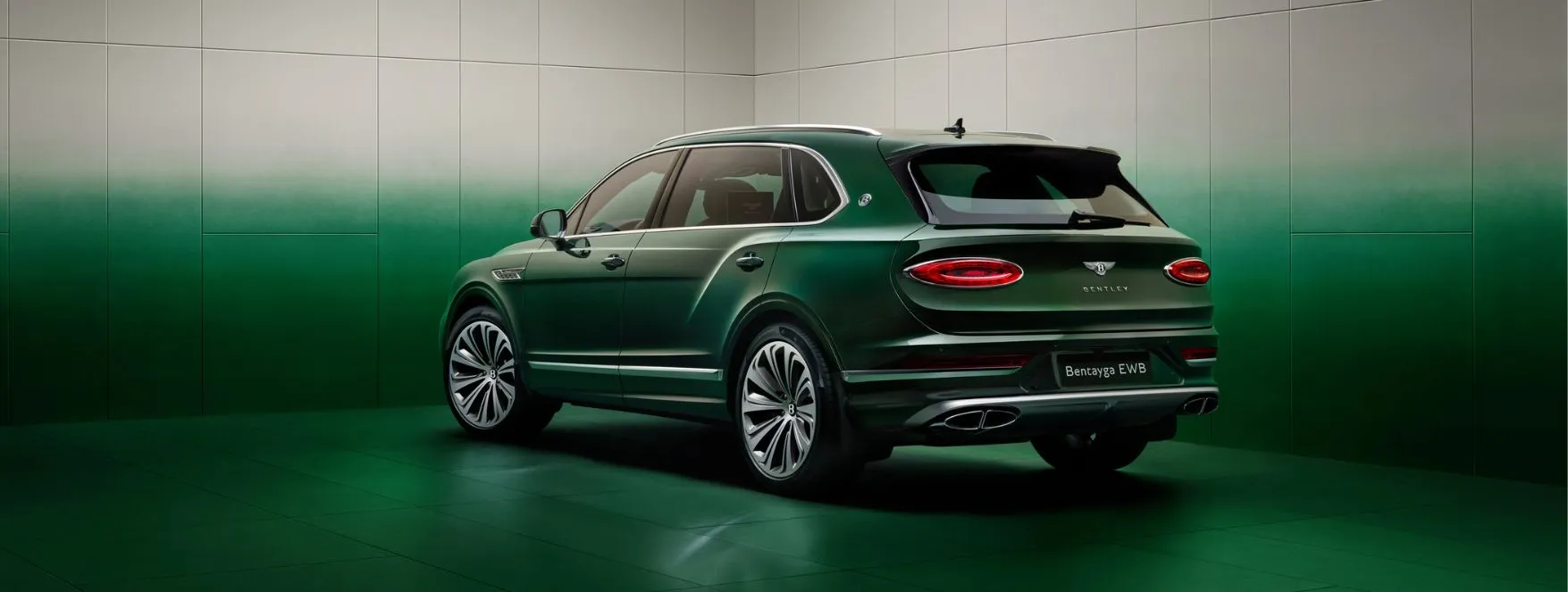 =vue extéreiur avec homme en costume de la Bentayga Atelier Edition à Genève